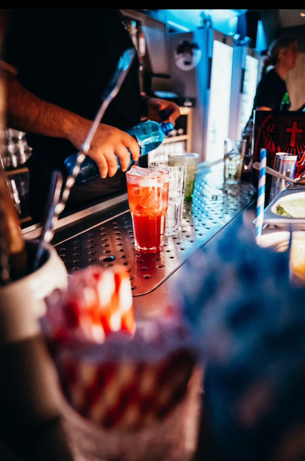 Longdrinks werden an der Bar zubereitet