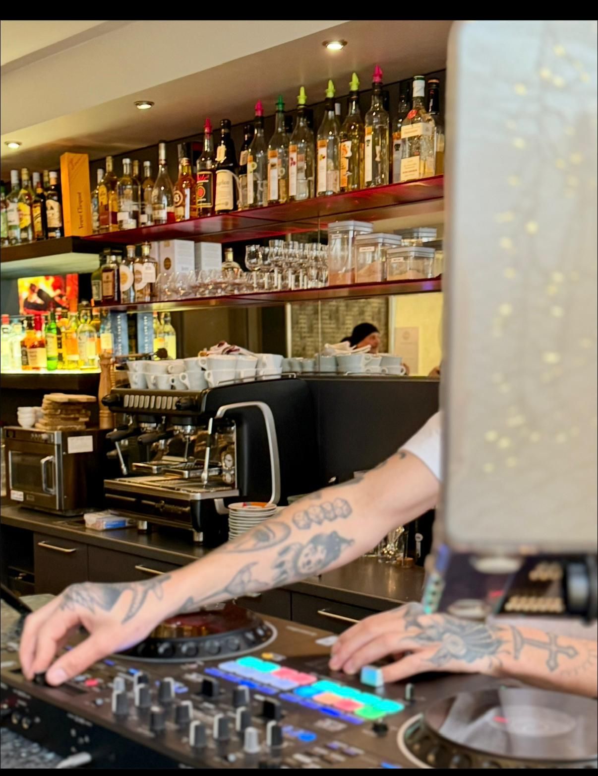 Barrückwand mit Siebträgermaschine und DJ-Pult