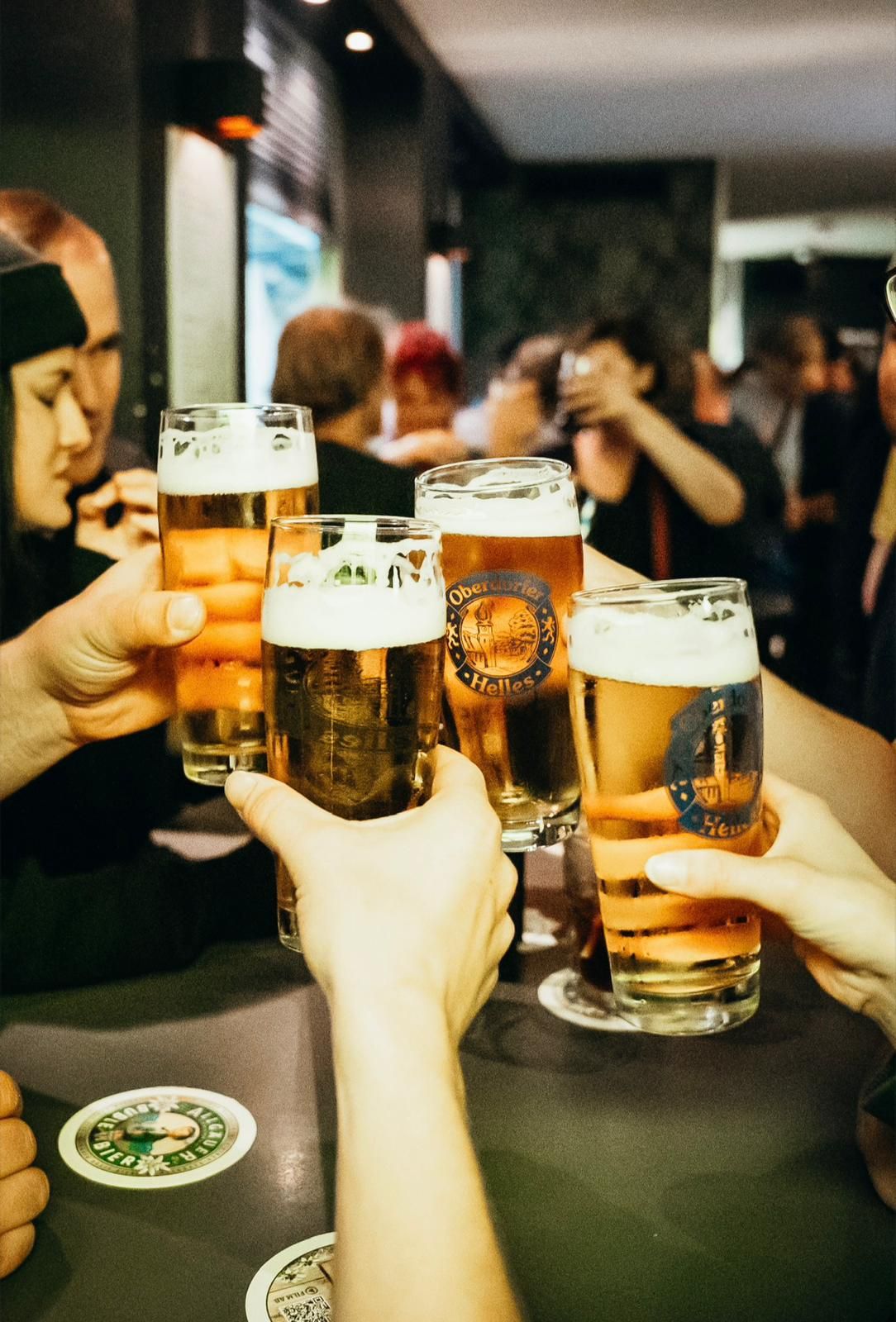 Gruppe stößt bei einer privaten Feier mit Bier an