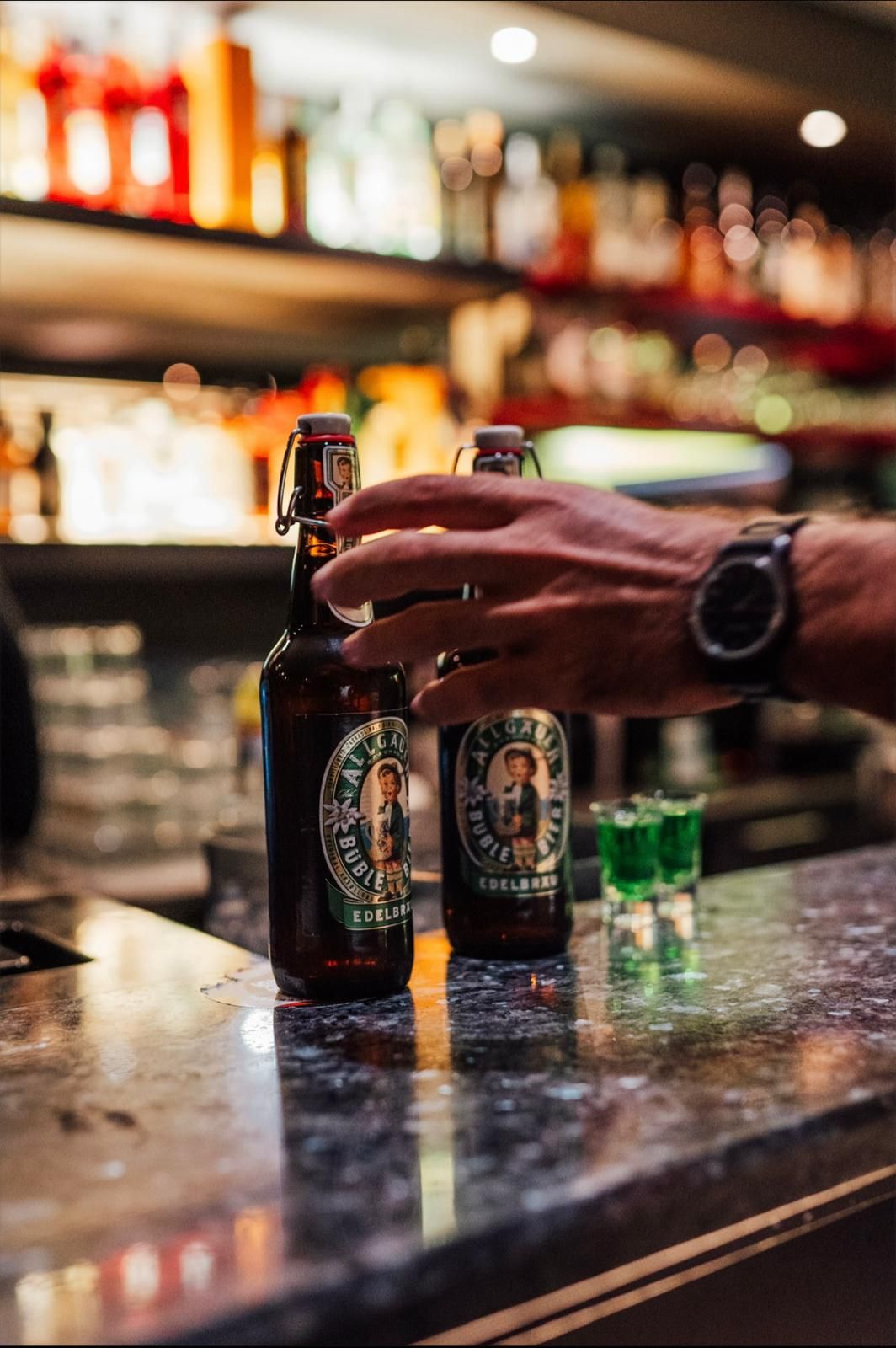 Büble Bier und grüne Shots auf dem Tresen
