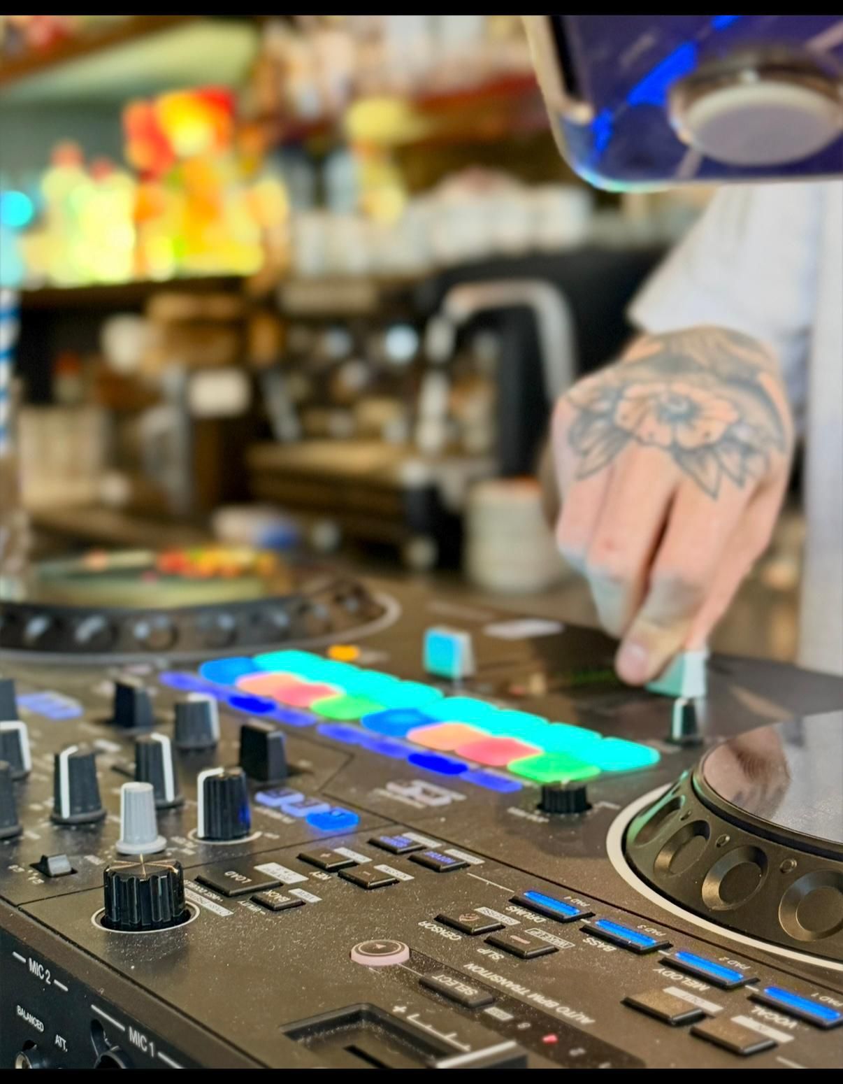 Hände am DJ-Controller