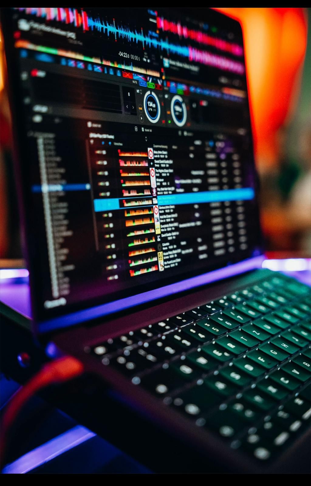 DJ-Software auf dem Laptop im Neonlicht