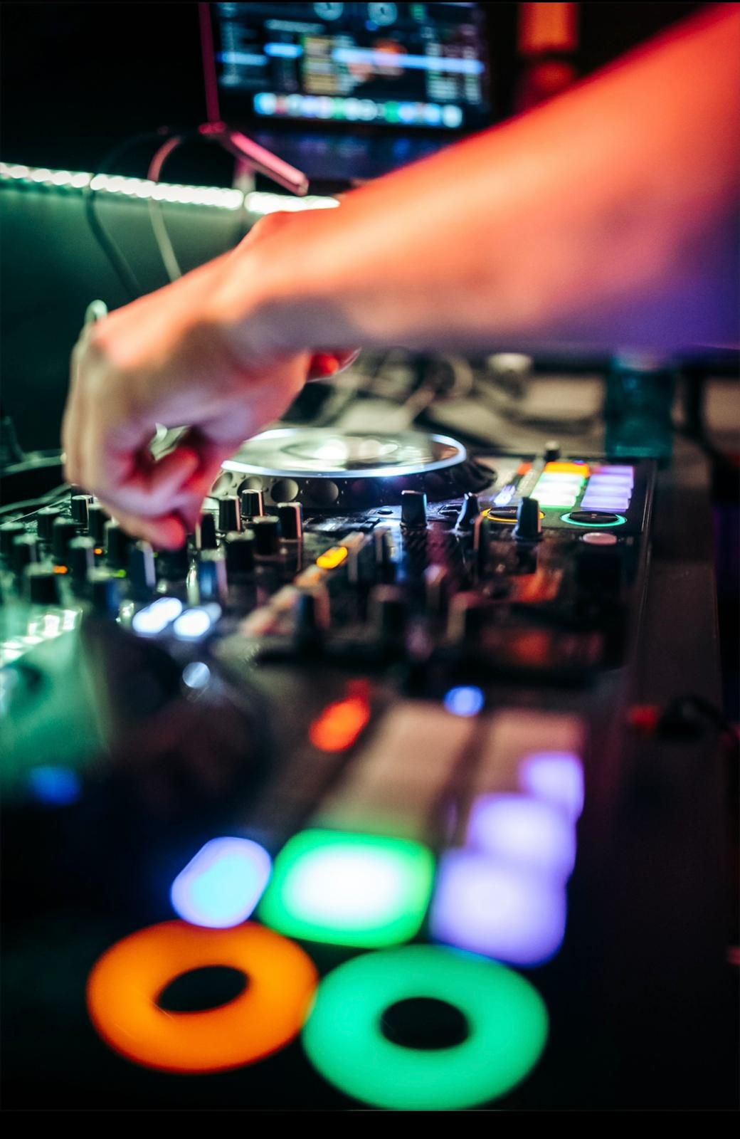 DJ-Pult im Neonlicht während einer Nacht im vibe.