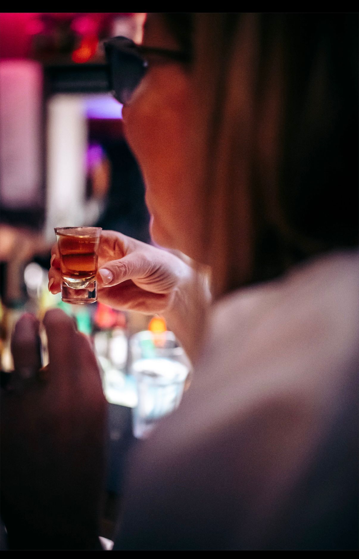 Shot im pinken Licht des Clubs